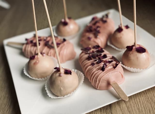 Pyszne ciastka na patyku jak lody - łatwy przepis i dekoracje Pyszne ciastka na patyku jak lody - łatwy przepis i dekoracje