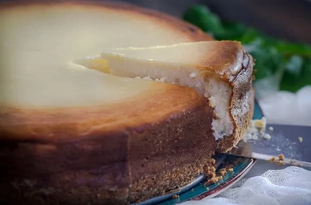 Dlaczego sernik podchodzi wodą? Oto najczęstsze przyczyny i rozwiązania Dlaczego sernik podchodzi wodą? Oto najczęstsze przyczyny i rozwiązania